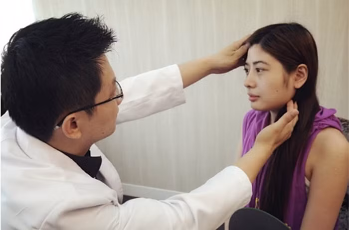 Bác sĩ cho biết cô sẽ phải trải qua 4 thủ tục, bao gồm: gọt quai hàm và xương gò má; độn cằm; cùng một vài bước làm tan mỡ trên khuôn mặt.