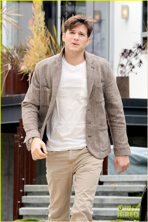 Ashton Kutcher. Trong thời gian bận rộn với các cảnh quay của bộ phim “Two and a Half Men” và hẹn hò với kiều nữ Mila Kunis, thật ngạc nhiên khi Ashton vẫn có thời gian để giữ dáng. Trong một cuộc phỏng vấn vào năm 2012, Ashton nói rằng việc giữ dáng đối với anh là cực kỳ quan trọng. Để giữ dáng, anh chàng chạy, tập bikram yoga (tập yoga trong phòng có nhiệt độ từ 35-38 độ C) và krav maga (một môn võ của người Do Thái) mỗi ngày.