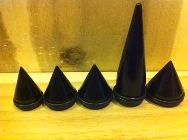 Các công cụ này có kích thước tăng dần từ mức bé nhất là 1,2 mm được đặt lần lượt cho tới khi lỗ khuyên đạt được độ lớn mong muốn.