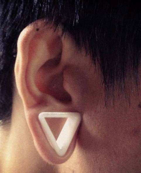 Sau khi nong tai, những dân chơi này có thể đeo các loại khuyên phom rộng như ý với nhiều hình thù khác nhau.