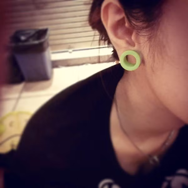 Khi lỗ tai đã được nong ra, nếu muốn có thể thu nhỏ lại nhưng có giới hạn nhất định, với kích thước từ 18 mm trở lên thì rất khó.