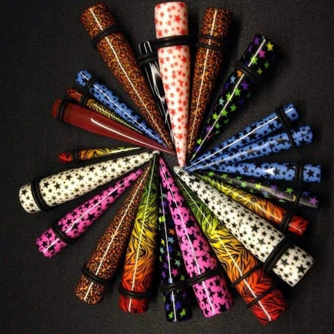 Lỗ tai sẵn có sẽ được giãn rộng bằng khuyên hay que kích.