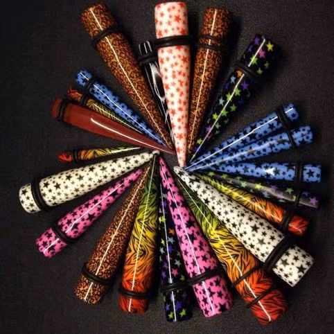 Lỗ tai sẵn có sẽ được giãn rộng bằng khuyên hay que kích.