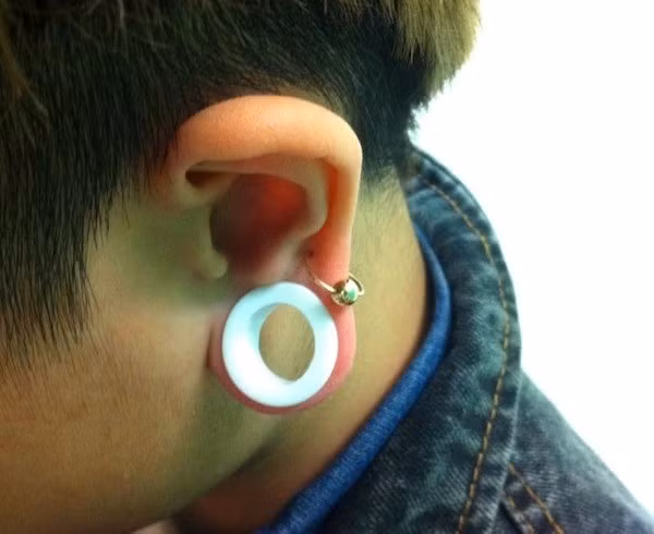 Thoạt nhìn, nhiều người lầm tưởng nong tai là làm tiểu phẫu nhưng thực chất người chơi phải trải qua một quá trình dài.