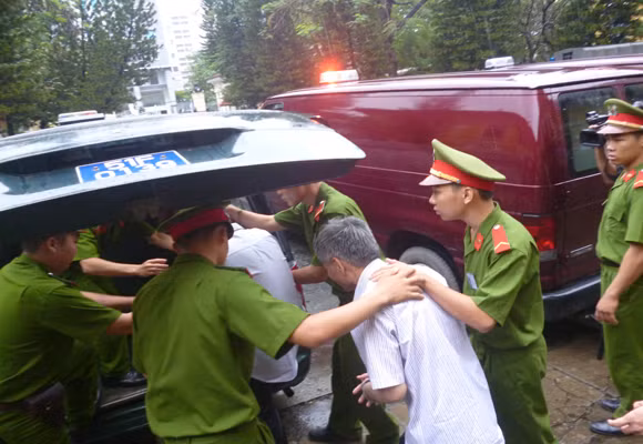 Đưa các bị cáo về trại giam.