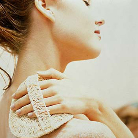 Kem tẩy tế bào chết dịu nhẹ. Vào mùa đông, làn da có xu hướng sản sinh ra nhiều tế bào chết hơn. Vì vậy, để da "dễ thở" dưới nhiều lớp quần áo dày, bạn nên tẩy tế bào chết thường xuyên hơn mùa hè. Tuy nhiên, do da mùa đông khá nhạy cảm, bạn nên chọn lựa những loại kem tẩy tế bào chết dịu nhẹ có thành phần thiên nhiên.