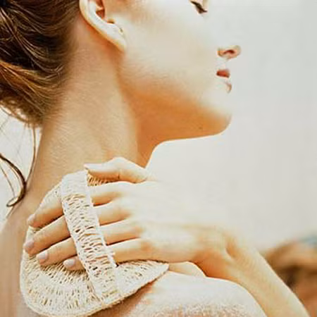 Kem tẩy tế bào chết dịu nhẹ. Vào mùa đông, làn da có xu hướng sản sinh ra nhiều tế bào chết hơn. Vì vậy, để da "dễ thở" dưới nhiều lớp quần áo dày, bạn nên tẩy tế bào chết thường xuyên hơn mùa hè. Tuy nhiên, do da mùa đông khá nhạy cảm, bạn nên chọn lựa những loại kem tẩy tế bào chết dịu nhẹ có thành phần thiên nhiên.