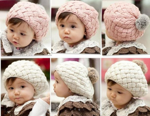 Đừng quên mũ, tất chân và bao tay cho bé. Đầu là khu vực mà nhiệt thoát ra nhiều nhất ở bé. Do đó, tuyệt đối không để bé đầu trần ra ngoài trời lạnh.