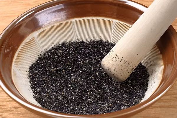 Hạt mè. Hạt mè cũng được đã được các nhà khoa học chứng minh rằng nó được sử dụng để tăng sản lượng sữa mẹ ở các quốc gia châu Á. Ngoài ra thì gạo lức, hạt vừng trắng cũng có hiệu quả và dễ dàng hơn trong việc tiêu hóa.