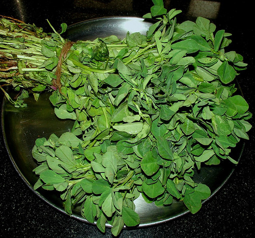 Cỏ cà ri. Cỏ cà ri là một loại thực phẩm an toàn với phụ nữ sau sinh, và nó có thể được phụ nữ sử dụng trong một thời gian dài. Cỏ cà ri giúp kích thích tuyến sữa trong vú để sản xuất sữa nhiều hơn. Cỏ cà ri thường được sử dụng để tăng nguồn cung cấp sữa trong ngắn hạn. Tuy nhiên, thực phẩm này cũng có thể được sử dụng một cách an toàn trong một thời gian dài. Phụ nữ có thể sử dụng thực phẩm này cho đến sữa mẹ đầy đủ hơn.