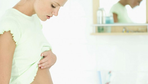 Nguy cơ sảy thai cao. Các bác sĩ sản khoa tiết lộ rằng “mẹ ỏng” mang song thai thường phải làm nhiều xét nghiệm hơn so với các thai phụ khác. Đi kèm với đó là nguy cơ sảy thai sau khi bị chọc nước ối, khoảng 1/500 ca so với 1/1000 ca sinh đơn.