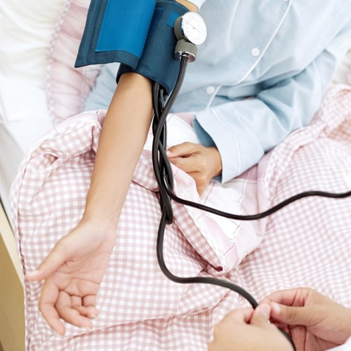 Mẹ bầu dễ bị tiểu đường. Nguy cơ tiểu đường với mẹ mang song thai sẽ cao hơn nhiều so với mẹ mang đơn thai. Vì khi mang thai đơn, chị em sẽ phải bồi bổ nhiều và tăng cân nhiều. Khi đó nguy cơ đẻ mổ cũng sẽ cao hơn. Mặc dù vậy, một tin vui là dù mẹ có mắc tiểu đường thai kỳ nhưng hai bé sẽ không có nguy cơ bị tiểu đường vì dinh dưỡng này sẽ được chia cho hai bé chứ không phải một bé như mẹ mang đơn thai.