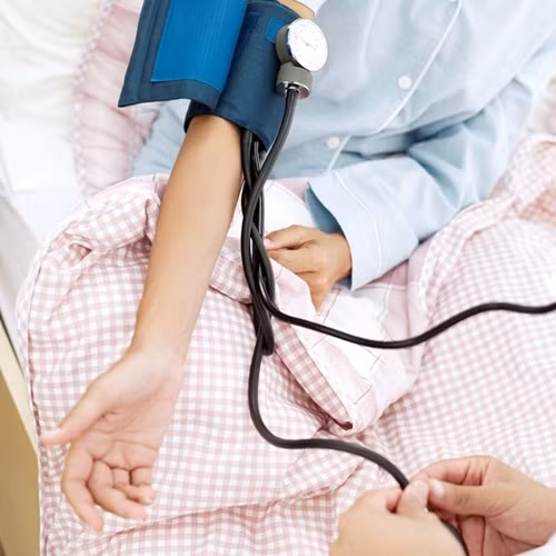 Mẹ bầu dễ bị tiểu đường. Nguy cơ tiểu đường với mẹ mang song thai sẽ cao hơn nhiều so với mẹ mang đơn thai. Vì khi mang thai đơn, chị em sẽ phải bồi bổ nhiều và tăng cân nhiều. Khi đó nguy cơ đẻ mổ cũng sẽ cao hơn. Mặc dù vậy, một tin vui là dù mẹ có mắc tiểu đường thai kỳ nhưng hai bé sẽ không có nguy cơ bị tiểu đường vì dinh dưỡng này sẽ được chia cho hai bé chứ không phải một bé như mẹ mang đơn thai.