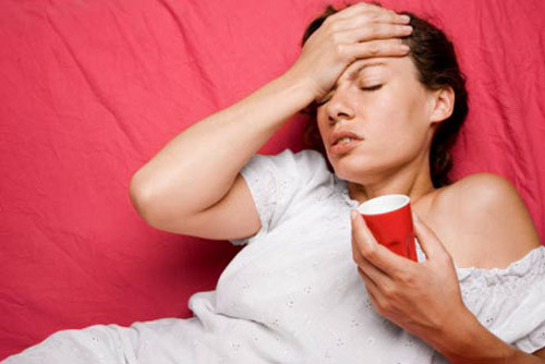 Ốm nghén trầm trọng. Một trong những biểu hiện dễ thấy nhất của mẹ mang thai đôi là tình trạng ốm nghén sẽ trầm trọng hơn rất nhiều. Nguyên nhân được cho là do hormone gonadotropin ở mẹ mang song thai sẽ cao hơn. Vì vậy chị em sẽ thường xuyên có cảm giác buồn nôn, nôn ói đặc biệt trong 3 tháng đầu thai kỳ.