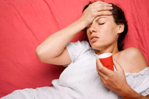 Ốm nghén trầm trọng. Một trong những biểu hiện dễ thấy nhất của mẹ mang thai đôi là tình trạng ốm nghén sẽ trầm trọng hơn rất nhiều. Nguyên nhân được cho là do hormone gonadotropin ở mẹ mang song thai sẽ cao hơn. Vì vậy chị em sẽ thường xuyên có cảm giác buồn nôn, nôn ói đặc biệt trong 3 tháng đầu thai kỳ.