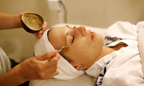 Massage mặt bằng phân chim. Phụ nữ Nhật Bản, đặc biệt là các geisha có một loại mỹ phẩm cao cấp có tác dụng làm mềm, trắng và dưỡng ẩm cho da từ hàng trăm năm nay. Thứ mỹ phẩm cao cấp này được sản xuất từ nguyên liêu thiên nhiên rất đặc biệt, đó là phân chim họa mi.