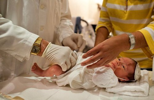 Kem dưỡng từ da bọc quy đầu bé trai. Hãng mỹ phẩm Skinmedica nổi tiếng thế giới công bố: Da bọc quy đầu của các bé trai là nguồn nguyên liệu tuyệt vời để tạo ra các sản phẩm ngăn ngừa lão hóa. Những tế bào của nguyên liệu này có chứa rất nhiều nguyên bào sợi - yếu tố vật chất tạo ra collagen - “thần dược” cho sắc đẹp phụ nữ.