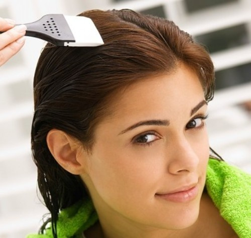 Thuốc nhuộm tóc. Từ thời xa xưa, con người đã biết đến thuốc nhuộm tóc nhằm biến đổi màu tóc và làm đẹp cho mình. Để tạo ra thuốc nhộm tóc màu vàng, người ta đốt quả và lá của cây gie gai, lấy tro này trộn với mỡ ngỗng và bôi lên tóc. Màu đỏ được tạo ra từ việc nghiền hoa của cây lá móng. Trong khi đó, để có màu đen tuyền, thuốc nhuộm được làm ra từ kim loại Antimony màu đen, mỡ động vật cùng lá cây trắc bá đã được ủ cùng dấm.