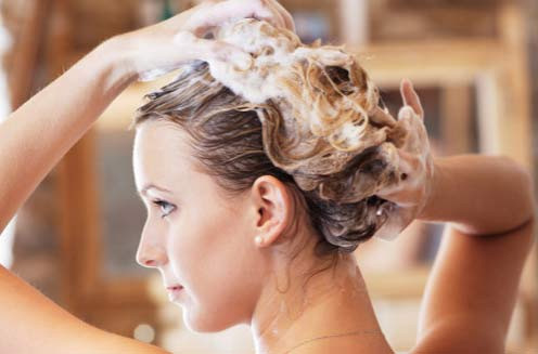 Chọn sản phẩm chăm sóc tóc an toàn. Bạn nên tránh để sản phẩm hóa học lưu giữu và tích tụ trên da đầu, tốt nhất mỗi khi gội đầu bạn nên gội sạch hết dầu trên tóc bởi thành phần hóa học tồn đọng lâu trên da đầu sẽ gây tổn hại cho cả da và tóc. Khi chọn sản phẩm dưỡng tóc, bạn nên tìm đến những nhãn hiệu có uy tín và chất lượng.