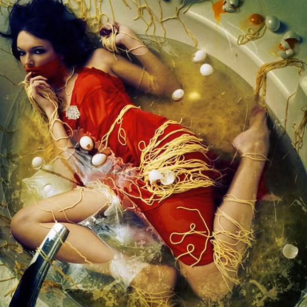 Món mỳ trứng thông dụng đã được biến tấu thành một tác phẩm nghệ thuật rùng rợn