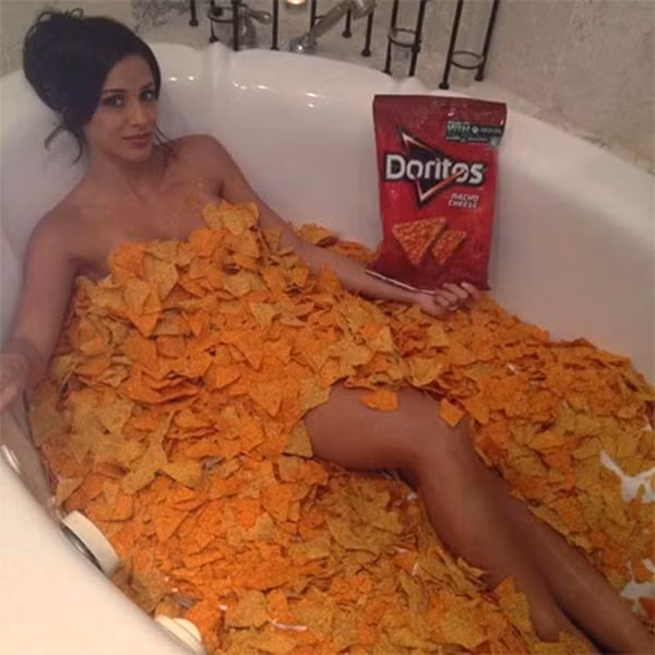 Món snack trở thành mặt nạ che thân cho cô gái trong bồn tắm.
