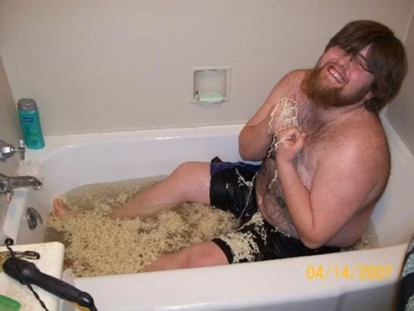 Chàng trai tinh nghịch tạo dáng bên những sợi mì "lềnh phềnh" trong bồn tắm