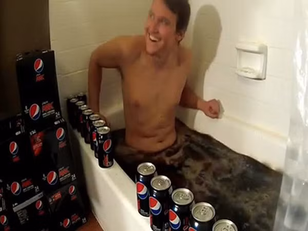 Trong khi đó, anh chàng này lại cảm thấy rất phấn chấn khi được ngâm mình trong bồn nước ngọt có gas.