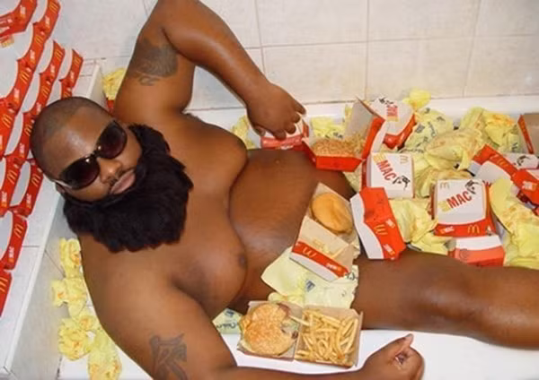 Có lẽ tần suất tắm burger và khoai tây chiên liên tục đã khiến người đàn ông trở nên quá khổ như vậy.