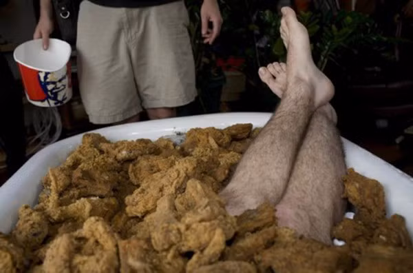 Bất cứ con nghiện KFC nào có nằm mơ cũng không thể nghĩ tới cảnh được "chết chìm" trong bể gà rán béo ngậy, thơm ngon.