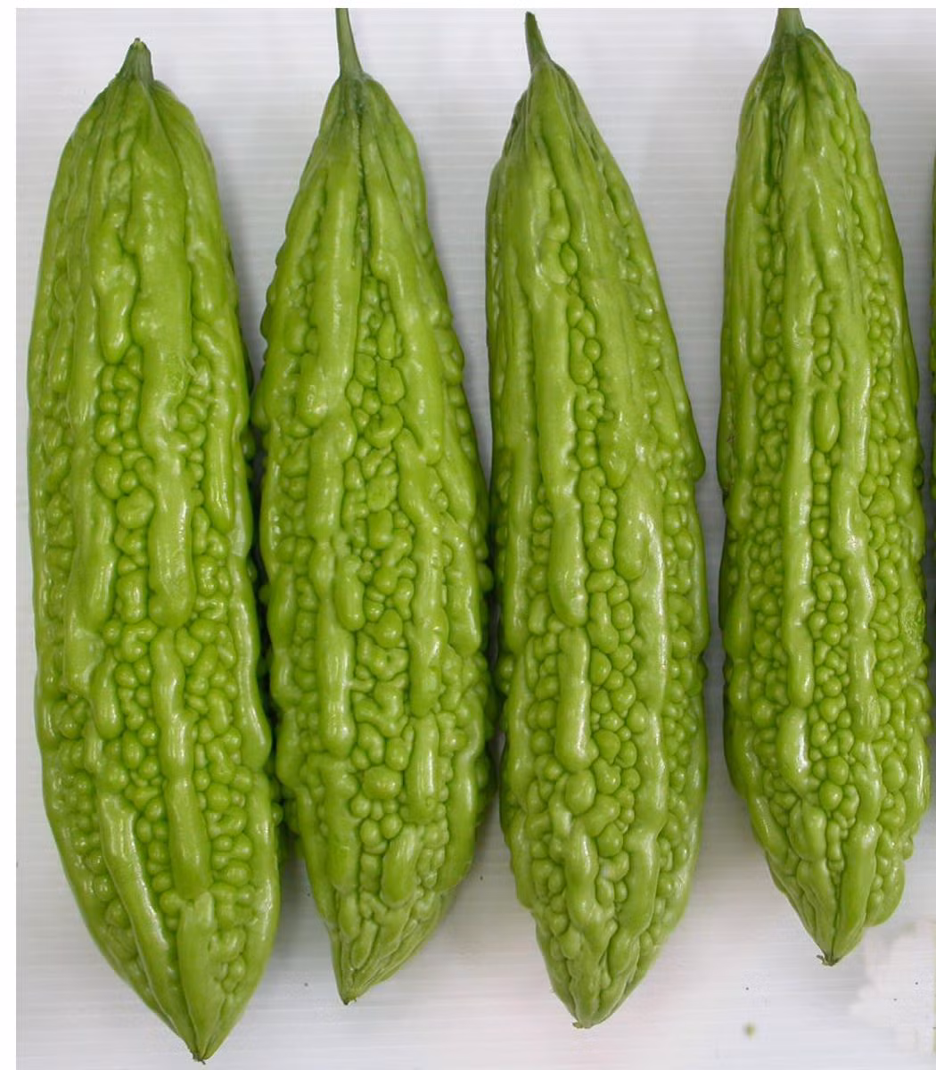 Mướp đắng. Các bà bầu chỉ nên ăn mướp đắng một cách khoa học, tránh lạm dụng và ăn quá nhiều. Bởi loại quả này có vị đắng, dễ gây có bóp dạ dày và tử cung. Với phụ nữ mang thai, việc tử cung bị co bóp nhiều có thể dẫn đến xảy thai hoặc sinh non.