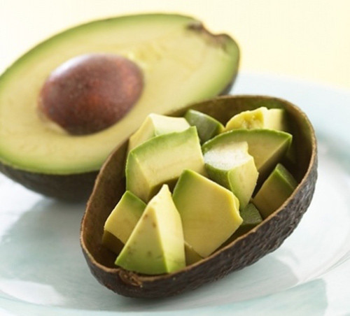 Bơ. Là loại quả giàu dinh dưỡng không chỉ tốt cho sức khỏe, bơ còn là nguyên liệu làm đẹp tự nhiên cực kỳ tốt cho da của bạn. Các dưỡng chất có trong bơ sẽ góp phần chăm sóc da tay, chân bạn chống lại quá trình lão hóa, giúp mềm và ngăn nẻ. Bơ bỏ vỏ, hạt rồi xay nhuyễn dùng để đắp lên da chân, tay giúp dưỡng ẩm mỗi ngày.