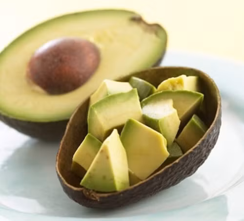 Bơ. Là loại quả giàu dinh dưỡng không chỉ tốt cho sức khỏe, bơ còn là nguyên liệu làm đẹp tự nhiên cực kỳ tốt cho da của bạn. Các dưỡng chất có trong bơ sẽ góp phần chăm sóc da tay, chân bạn chống lại quá trình lão hóa, giúp mềm và ngăn nẻ. Bơ bỏ vỏ, hạt rồi xay nhuyễn dùng để đắp lên da chân, tay giúp dưỡng ẩm mỗi ngày.