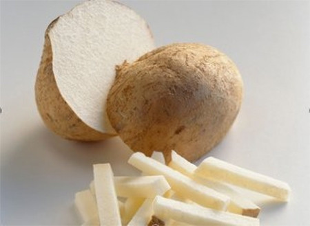 Củ đậu: Đây là loại mặt nạ dễ làm, tiết kiệm và chăm sóc da rất tốt. Thái củ đậu, thành từng lát mỏng đắp lên mặt hoặc giã nát lấy nước rồi bôi lên mặt, vùng chân tay. Củ đậu tạo độ ẩm và sự mềm mại cho làn da.