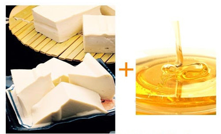 Mật ong và đậu phụ: Dằm nát đậu phụ trộn cùng mật ong, sau đó thêm chút bột mì và nước và đánh lên để tạo độ sệt. Bạn đắp lên vùng bị nứt nẻ 15 phút rồi rửa sạch sẽ giúp bổ sung độ ẩm cho làn da.