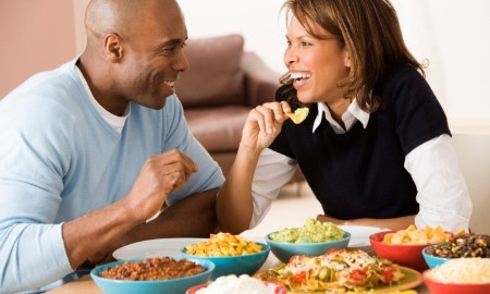 Nửa kia của bạn không tham gia công cuộc giảm cân cùng bạn. Để giảm cân triệt để, ít nhất bạn cần có sự tương trợ của…nửa kia. Bạn không thể mong đợi giảm cân khi người kia liên tục đặt hàng takeout, rủ bạn đi ăn kem hay khuyến khích bạn nghỉ ngơi sau giờ làm thay vì đến các phòng tập thể dục.Hãy lên kế hoạch cho công cuộc giảm cân có sự hỗ trợ của người ấy.