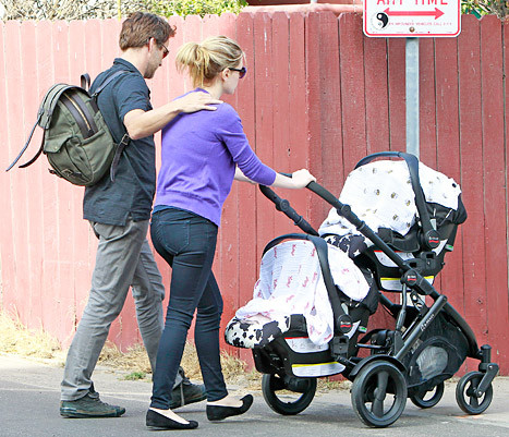 Mọi người có thể sẽ hỏi chuyện bé hoặc thậm chí là động vào người bé. Vì vậy mẹ nên tránh đưa bé đi đến nơi đông người như chợ, siêu thị, trường học hay bất cứ nơi nào ồn ào náo nhiệt. Nên đưa bé đến những nơi không khí trong lành thoáng đãng, quen thuộc với bạn.