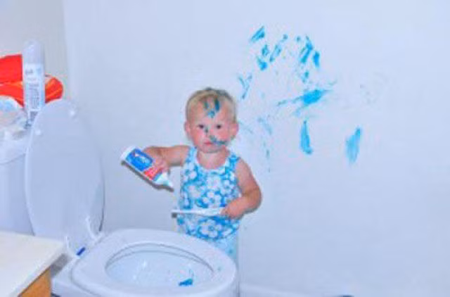 Bé đang chơi trò vẽ trang bằng kem đánh răng?