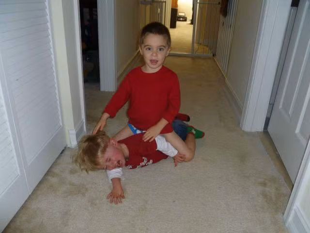 Chơi trò cưỡi ngựa khiến cậu em phải khóc thét lên vì đau đớn.