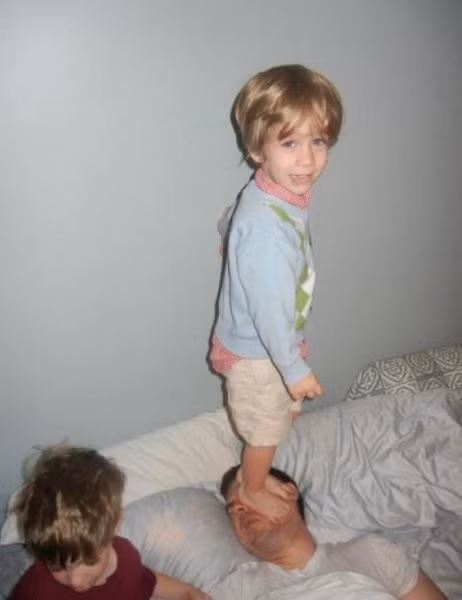 Tận dụng lúc bố đang ngủ chơi trò nhún nhảy trên...mặt bố.