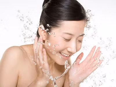 Rửa mặt liên tục. Ngay cả khi da bạn luôn bóng nhẫy, đầy dầu thì việc rửa mặt liên tục, nhiều lần trong ngày cũng là một sai lầm tai hại. Bởi việc thường xuyên “tẩy rửa” da mặt không chỉ khiến da bị kích ứng, khô hạn mà còn kích thích các tuyền nhờn, làm cho các chất bã dầu trên da tiết ra nhiều hơn, gây mụn. Đặc biệt trong những ngày thời tiết hanh khô của mùa thu đông, việc rửa mặt đồng nghĩa tới “vắt kiệt” lượng nước trên da khiến chúng trở nên khô, căng, rất khó chịu. Nếu bạn thường xuyên phải đi ngoài đường, hãy sử dụng khẩu trang để tránh bụi bẩn và chỉ lên rửa mặt 2 lần/ngày.