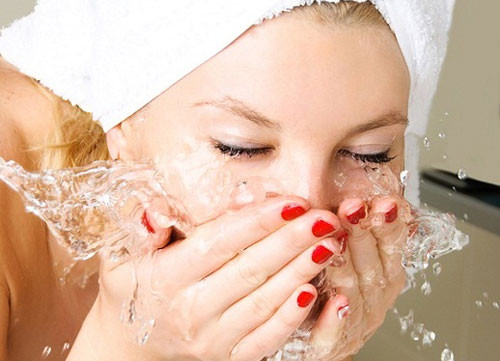 Sử dụng nước nóng. Sử dụng nước quá nóng để rửa mặt có thể loại bỏ triệt để lớp da được bảo vệ bên ngoài mặt tiền, da sẽ mất đi độ ẩm cần thiết để duy trì làn da khỏe mạnh. Do đó, sau khi rửa mặt bằng nước nóng, làn da bạn sẽ thường bị khô, ngứa, khó chịu hơn và cũng tiết ra nhiều dầu hơn.