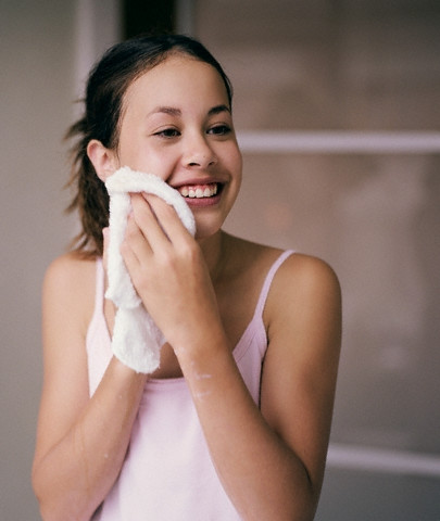 Rửa mặt bằng chậu và khăn. Rất nhiều bạn gái cho rằng rửa mặt bằng khăn mặt và chậu nhỏ là “an toàn” cho da. Tuy nhiên, nếu bạn không vệ sinh chúng cẩn thận và đúng cách, chậu và khăn sẽ trở thành môi trường lý tưởng cho các loại vi khuẩn sinh sôi. Vì thế, tốt hơn hết là bạn chỉ nên rửa mặt bằng tay với nước sạch. Còn nếu vẫn muốn duy trì thói quen dùng chậu và khăn, hãy vệ sinh chúng sạch sẽ, luôn phơi khăn ở nơi khô thoáng, có ánh nắng mặt trời.