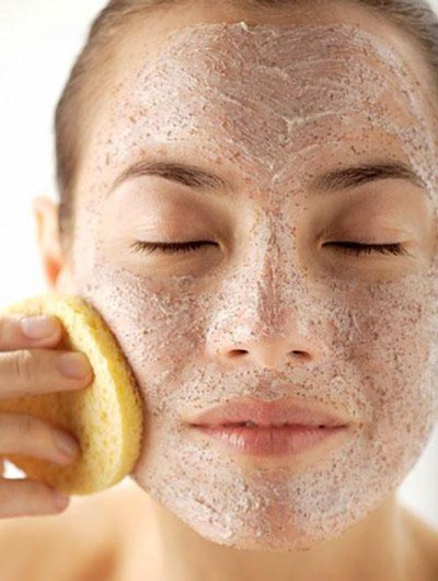 Tẩy tế bào chết quá nhiều. Tẩy tế bào chết quá thường xuyên có thể làm khô da và làm tổn thương các lớp biểu bì mới của da. Ngoài ra việc tẩy tế bào chết quá nhiều cũng làm cho da trở nên dễ bắt nắng và dễ bị sạm. Bạn chỉ nên tẩy da chết mỗi tuần một lần.