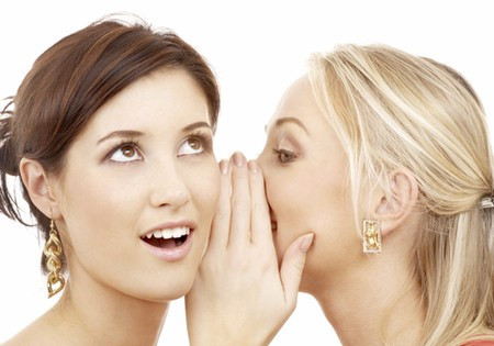 Tận dụng lời khuyên. Hãy tận dụng mọi lời khuyên có thể từ những người có kiến thức hoặc kinh nghiệm dùng kem dưỡng da. Không chỉ có nhân viên tư vấn mỹ phẩm mới có thể giúc bạn. Những người bạn đã dùng sản phẩm trước đó sẽ mang tới cho bạn nhiều lời khuyên về các thương hiệu cũng như loại kem dưỡng khác nhau, thậm chí bạn còn có thể dùng thử đồ dưỡng của họ trước để xem nó có thật sự có tác dụng với mình hay không.