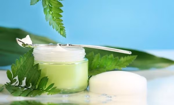 Hãy là người tiêu dùng thông thái. Cách làm này sẽ giúp bạn tiết kiệm kha khá đó nha. Thay vì phải mua sản phẩm chống nắng này, kem dưỡng da này…ta sẽ chọn cho mình một sản phẩm như ý 2 trong 1. Sản phẩm có chứa dưỡng chất chống nắng kẽm hoặc titanium dioxit sẽ giúp da chúng ta thêm mượt mà, mịn màng, se khít lỗ chân lông. Cộng với hiệu quả dưỡng trắng của kem đúng là một sự lựa chọn thông minh.