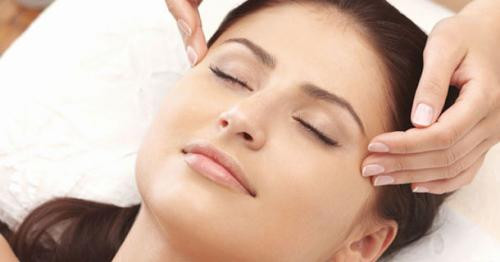 Nhờ tư vấn viên giúp đỡ. Hãy nhớ rằng, nhân viên bán hàng luôn là "kho từ điển sống" cho bạn mỗi khi cần thắc mắc về mỹ phẩm. Tuy nhiên, 1 số nhân viên bán hàng thường mắc bệnh nói... hơi quá về sản phẩm của mình, nên hãy thật tỉnh táo và hỏi thật kĩ càng nhé. 3 câu hỏi bạn cần hiểu thật rõ trước khi quyết định rút ví để mua bất kì sản phẩm nào là: Liệu sản phẩm này có an toàn với da nhạy cảm? Một ngày tôi nên sử dụng bao nhiêu lần? Bao lâu thì tôi có thể thấy tác dụng?...