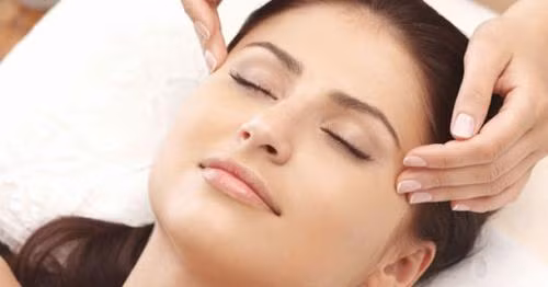 Nhờ tư vấn viên giúp đỡ. Hãy nhớ rằng, nhân viên bán hàng luôn là "kho từ điển sống" cho bạn mỗi khi cần thắc mắc về mỹ phẩm. Tuy nhiên, 1 số nhân viên bán hàng thường mắc bệnh nói... hơi quá về sản phẩm của mình, nên hãy thật tỉnh táo và hỏi thật kĩ càng nhé. 3 câu hỏi bạn cần hiểu thật rõ trước khi quyết định rút ví để mua bất kì sản phẩm nào là: Liệu sản phẩm này có an toàn với da nhạy cảm? Một ngày tôi nên sử dụng bao nhiêu lần? Bao lâu thì tôi có thể thấy tác dụng?...