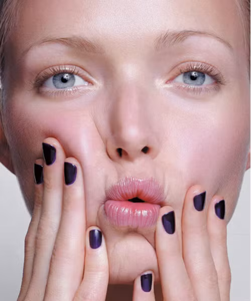 Tìm hiểu kĩ về việc trả lại sản phẩm. Dù chọn lựa kĩ lưỡng thế nào thì bạn cũng nên tìm hiểu thật kĩ về chính sách đổi hàng để phòng "hậu họa" sau này. Mỗi cửa hàng của mỗi hãng đều có 1 chính sách khác nhau, vì vậy hãy hỏi nhân viên tư vấn thật kĩ càng sau khi nhận hóa đơn sản phẩm. Đồng thời, việc giữ vỏ hộp trong vòng 60 ngày cũng là 1 cách "lo xa" khá hay giúp bạn dễ dàng hơn trong trường hợp phải đổi hàng.