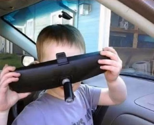 Bẻ gương trong ô tô ra dí sát mặt soi cho rõ.