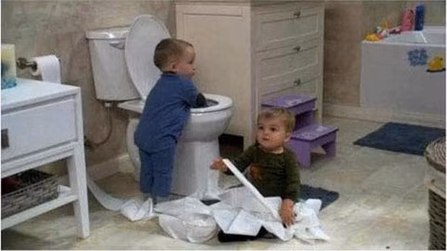 Nghịch dại trong toilet.